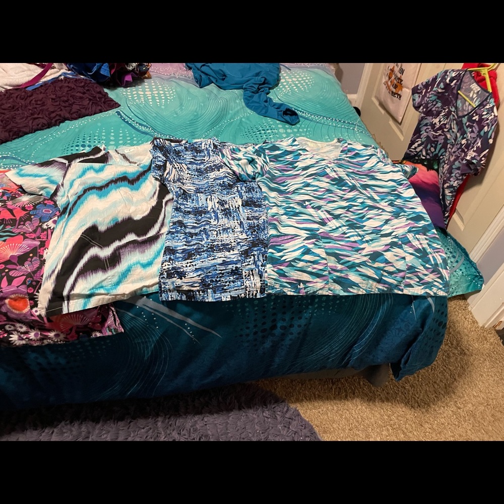 Multiple scrub tops - Picture 5 of 5